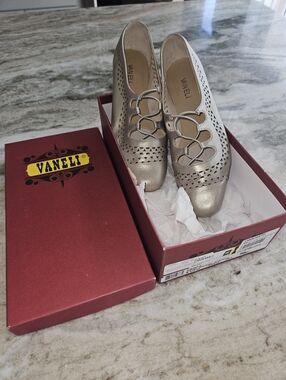 Vaneli Women's Metallic  Lace-Up Flats 8.5